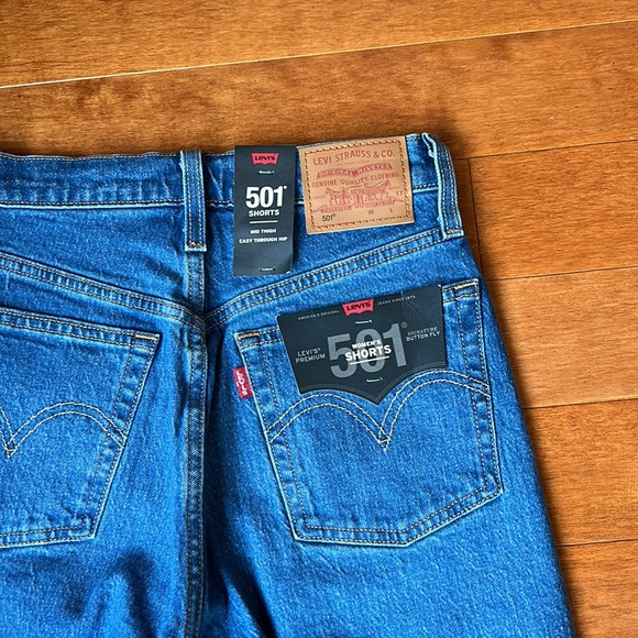 NWT Levi's 501 Mid Thigh Jean Easy Through Hip Jean Shorts - Picture 6 of 9